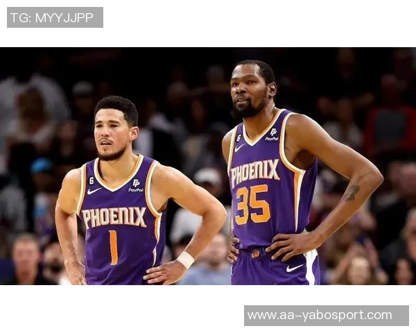 布克谈球队信任建立过程强调夏季训练的重要性与团队凝聚力